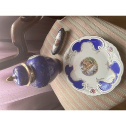 Фарфоровая декоративная тарелка Bavaria Bareuther, синяя урна Trianon с крышкой и маленькая фарфоровая шкатулка с крышкой.
