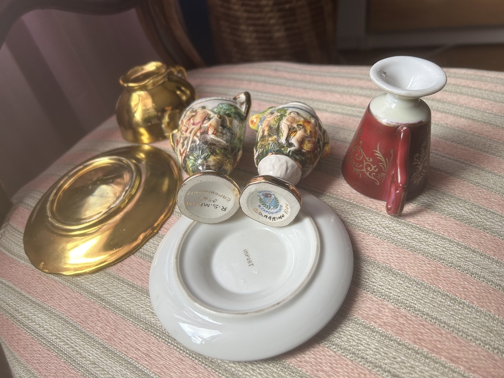 Itālija R.Capodimonte porcelāna vāze / urna , Bavaria porcelāna Mokas tasītes ar apakštasīti