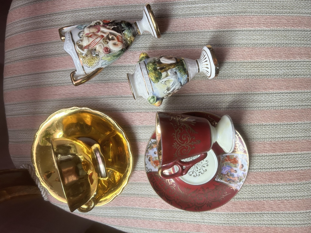 Itālija R.Capodimonte porcelāna vāze / urna , Bavaria porcelāna Mokas tasītes ar apakštasīti