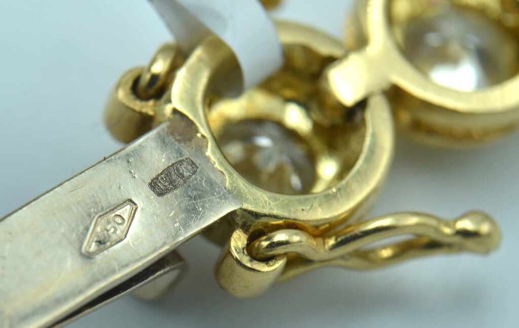 Gold bracelet with diamonds