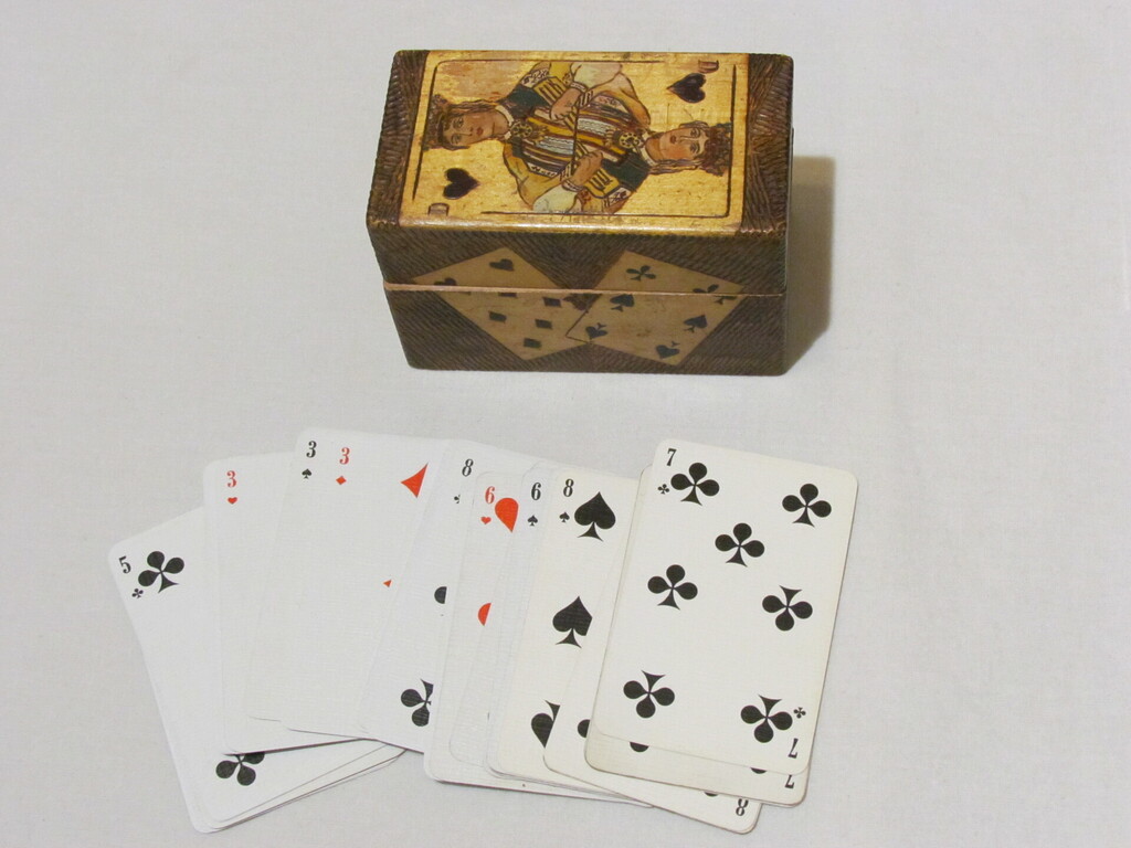 Деревянный ящик для игральных карт вместе с неполным набором карт, 8,7.6.5..3.2. и Джокер.