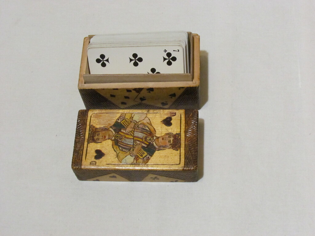 Деревянный ящик для игральных карт вместе с неполным набором карт, 8,7.6.5..3.2. и Джокер.