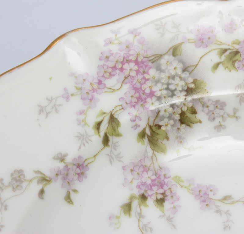 Set of 7 porcelain plates. 