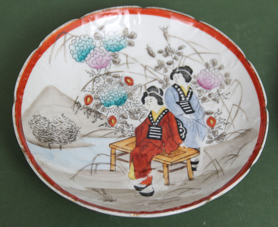 Porcelain plates with an Asian motif (2 pcs.)