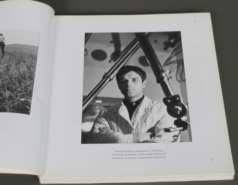 Grāmatu komplekts ''Fotogrāfijas'', ''Zelta sonāte'', A.Naumova gleznu katalogi (2 gab)
