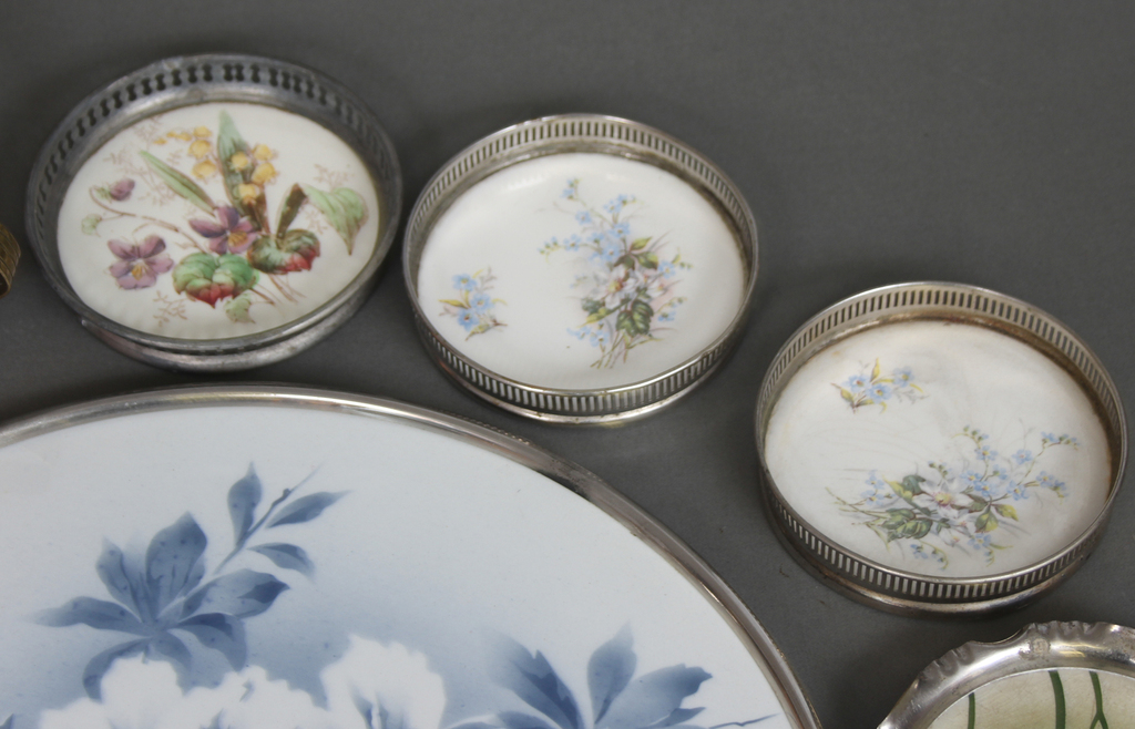 Faience trays and dishes of different sizes (7 pcs)