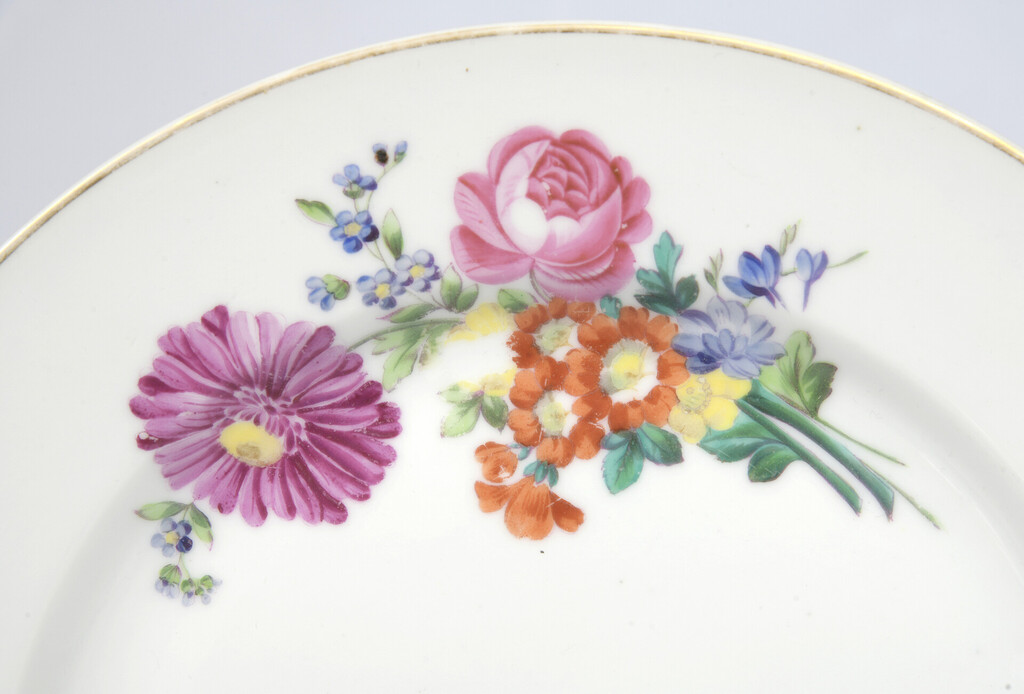 Porcelāna sķīvis ar ziedu motīvu