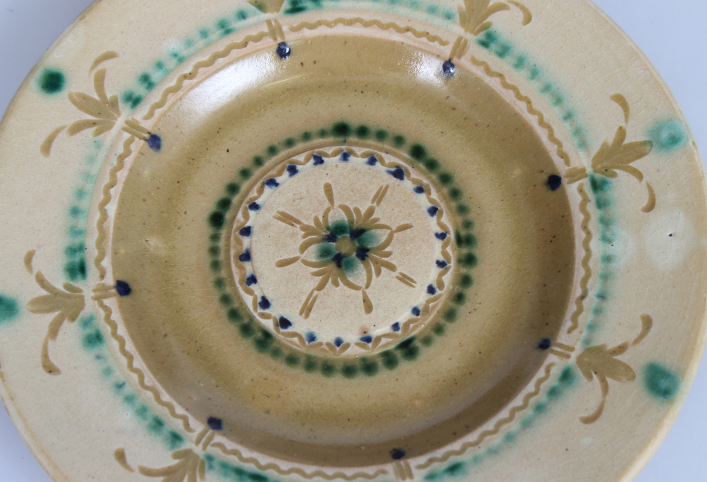 Set of ceramic plates (4 pcs.)