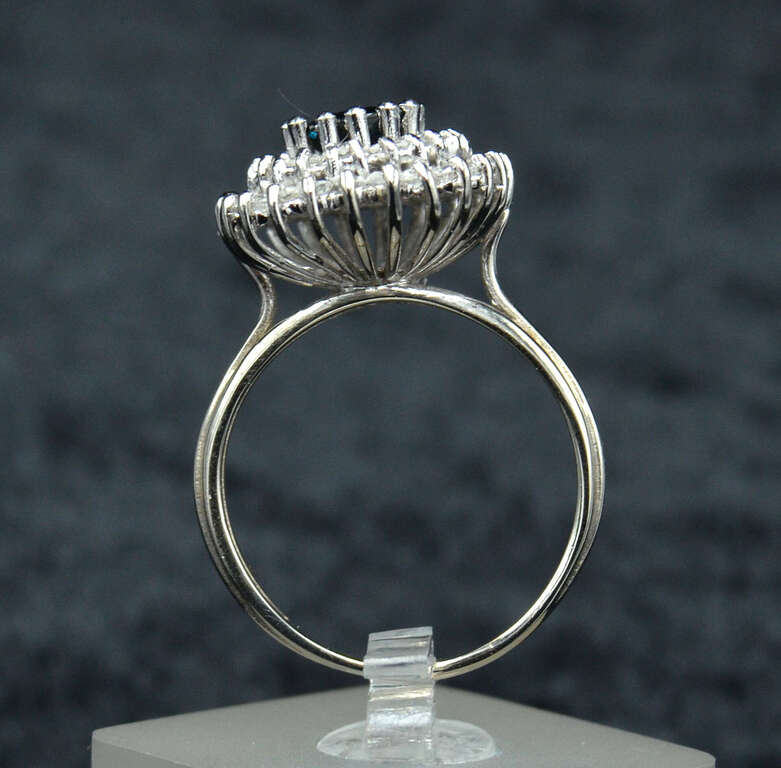 Кольцо из белого золота с сапфиром и бриллиантами 