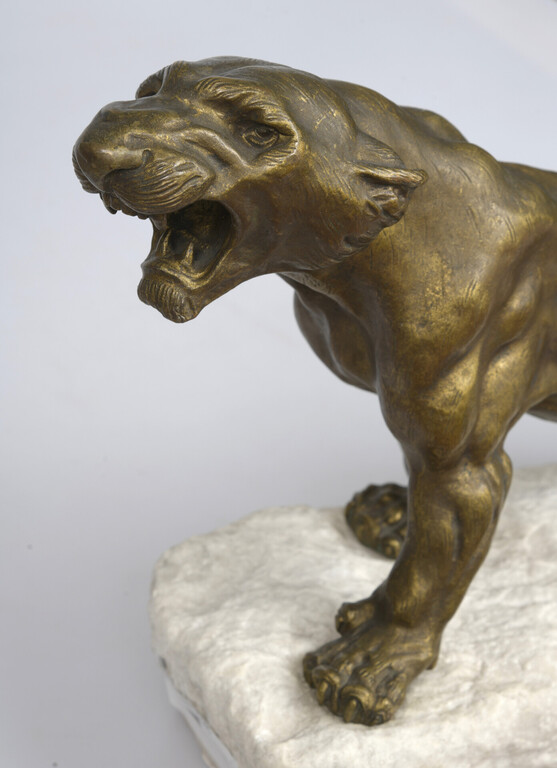 Bronzas figūra ''Lauva uz marmora pamatnes''