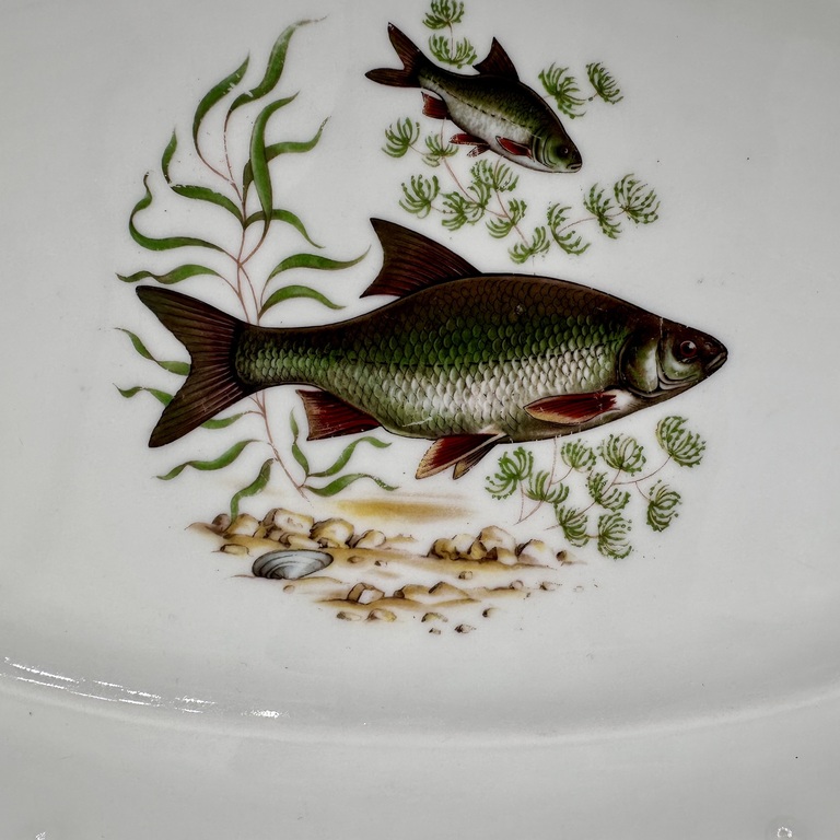 Lielais zivju šķīvis. 60. gadi. Uzlīme ar papildu zīmējumu