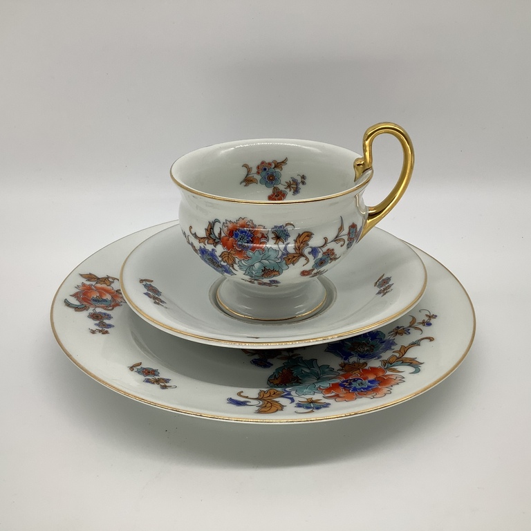 Tējas pāris un Tomasa kūkas šķīvis, ar rokām apgleznoti un reta, gracioza forma