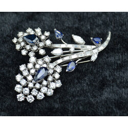 Platinum brooch with 71 natural diamonds and 5 natural sapphires
