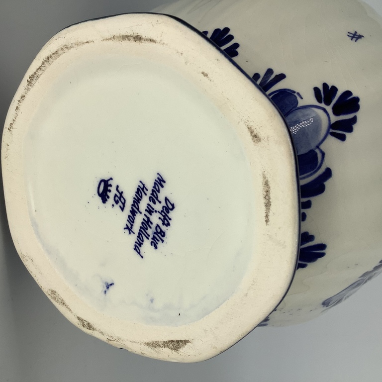Delftware farbikas liela ar roku apgleznota vāze.Kobalts.Parakstīts autors