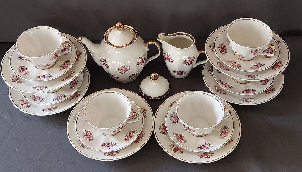 RPR tea service Sigulda with roses for 6 persons. 20 subjects. The red seal.