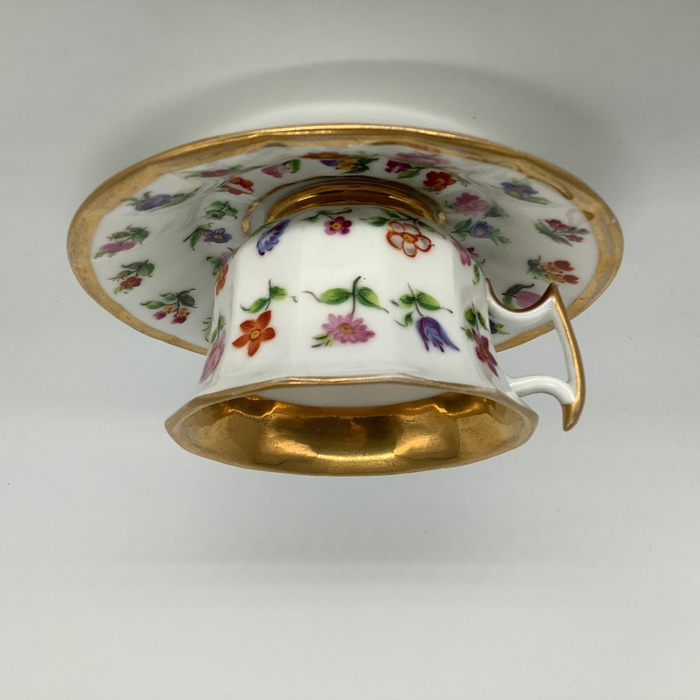 Tējas pāris, brāļu Korņilovu rūpnīca 1900. Roku apgleznotas.No kolekcijas. Brāļu Korņilovu porcelāna rūpnīca. Nav šķembu vai plaisu. Katalogs