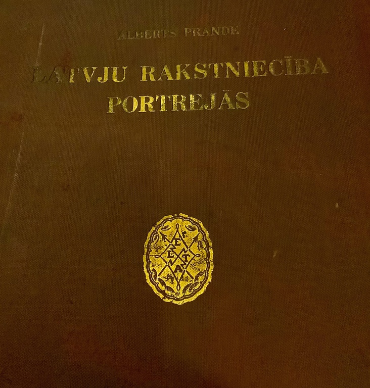 Книга «Латышская письменность в портретах» 1926 год. Рига, издательство «Лета». Автор Альберт Пранде. 26,5x22,7x2,7 см. Со 128 изображениями.