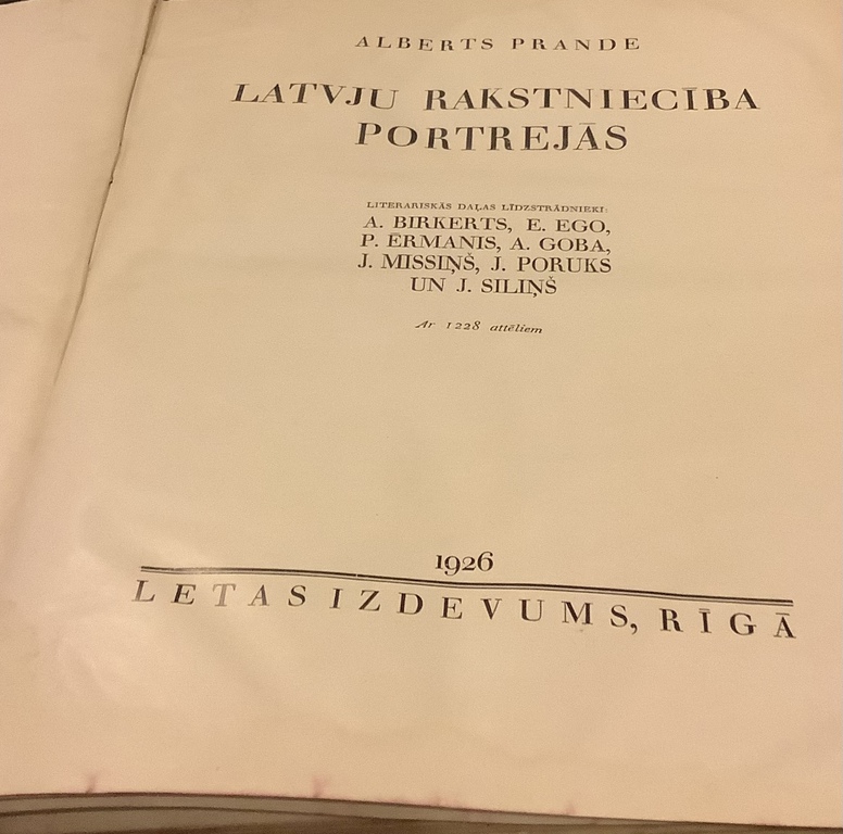 Книга «Латышская письменность в портретах» 1926 год. Рига, издательство «Лета». Автор Альберт Пранде. 26,5x22,7x2,7 см. Со 128 изображениями.