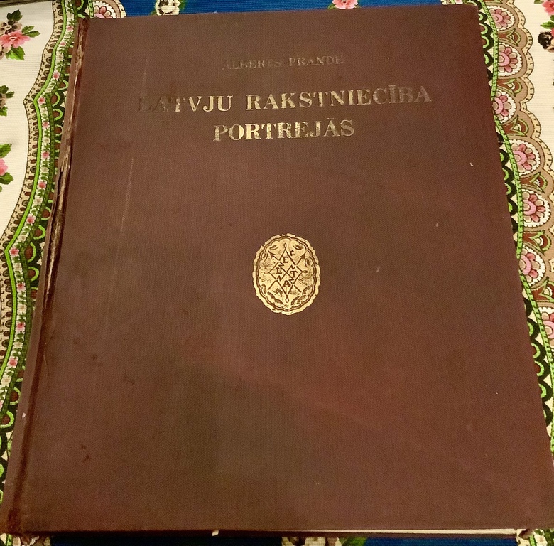 Книга «Латышская письменность в портретах» 1926 год. Рига, издательство «Лета». Автор Альберт Пранде. 26,5x22,7x2,7 см. Со 128 изображениями.