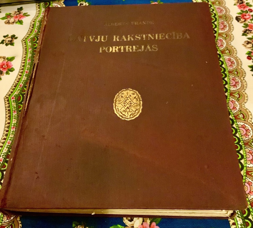 Книга «Латышская письменность в портретах» 1926 год. Рига, издательство «Лета». Автор Альберт Пранде. 26,5x22,7x2,7 см. Со 128 изображениями.