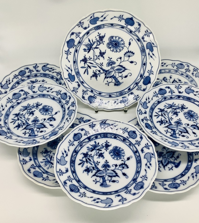 Meissen 6 plates and a dish. Very old stamp and second in dough. Classic, onion pattern. Hand painted. 18/19 century