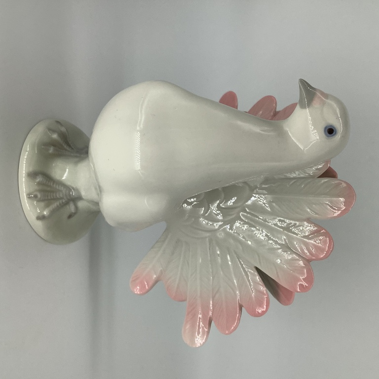 Pink dove. Walendorf. Amazingly delicate figurine. Hand painted. Middle of the last century.