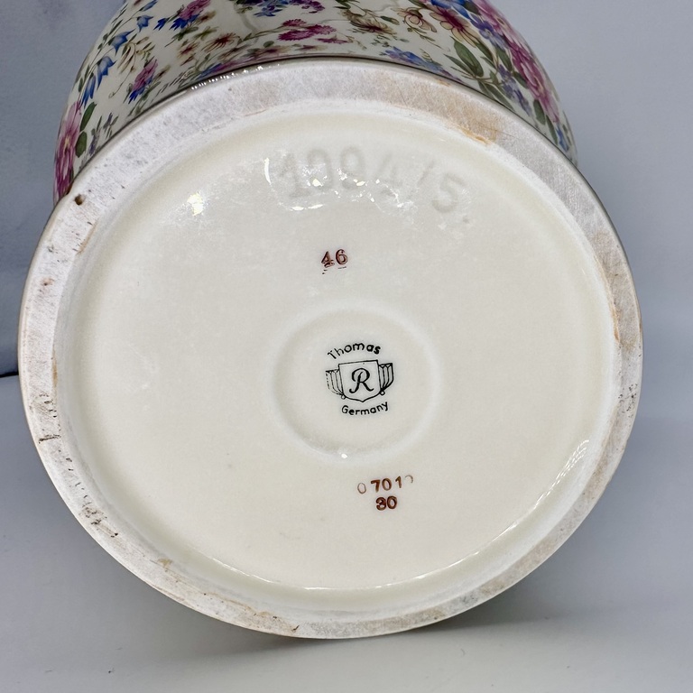 Liela Tomasa vāze. Ziloņkaula porcelāns. Ar rokām apgleznotas. 40 gadus vecs