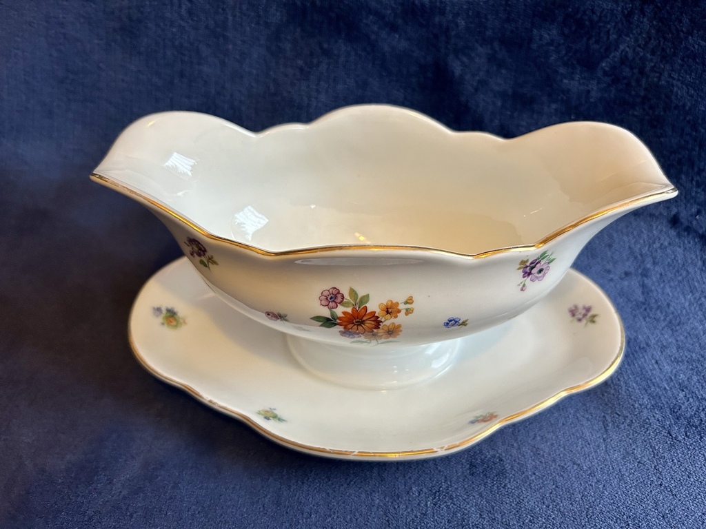 Large Meissen gravy boat, 22 cm, hand painted. Good condition.