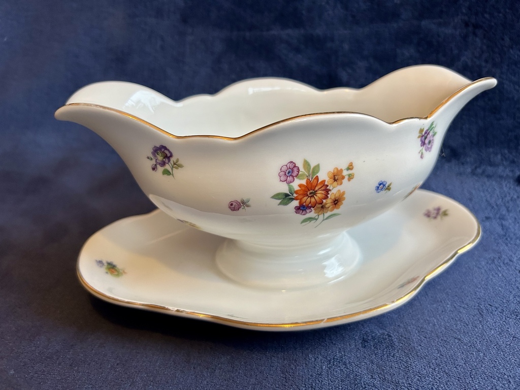 Large Meissen gravy boat, 22 cm, hand painted. Good condition.
