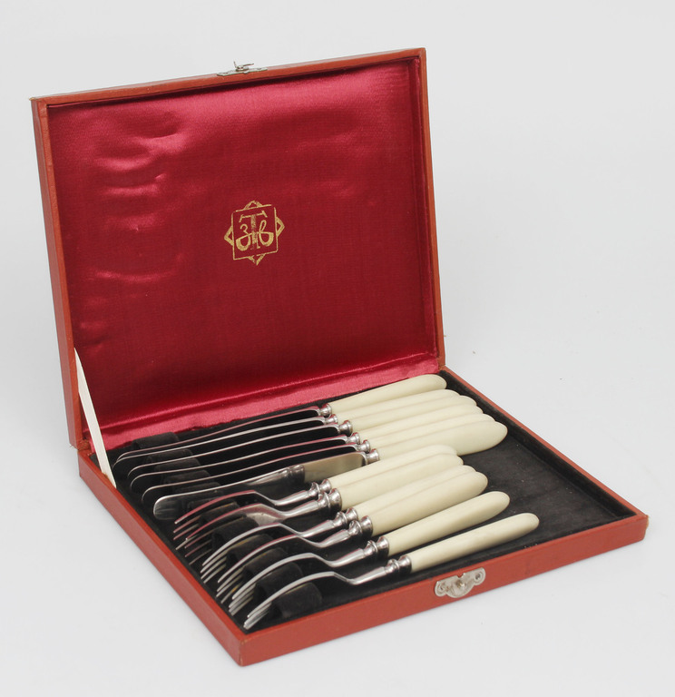 Metal cutlery set in a box - 6 knives, 6 forks