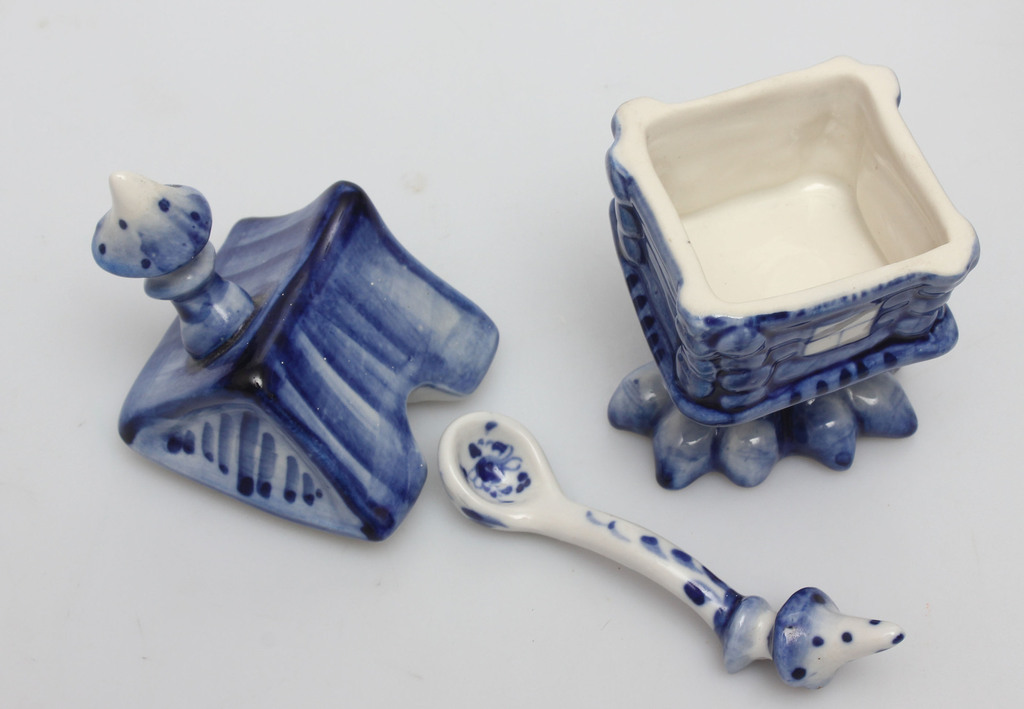 Porcelain spice bowl with spoon and lid 