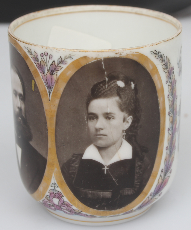 Фарфоровая чашка с портретами