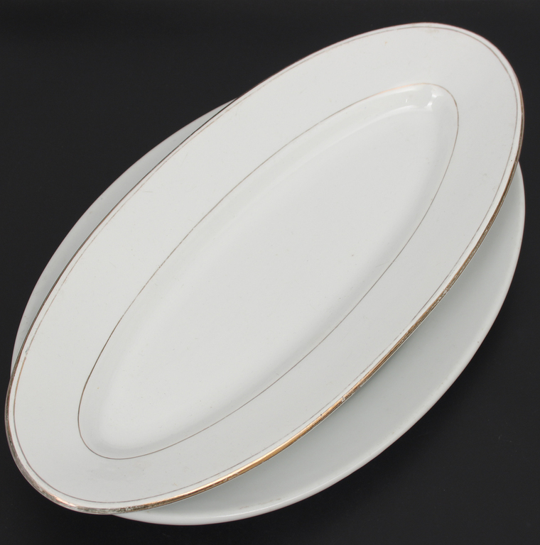Две фарфоровые тарелки овальной формы