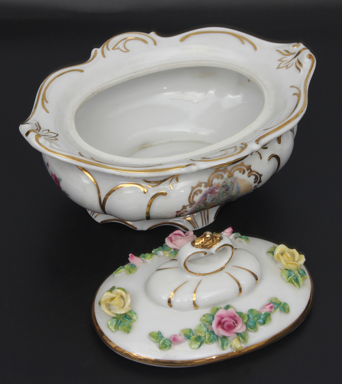 Porcelain utensil with lid