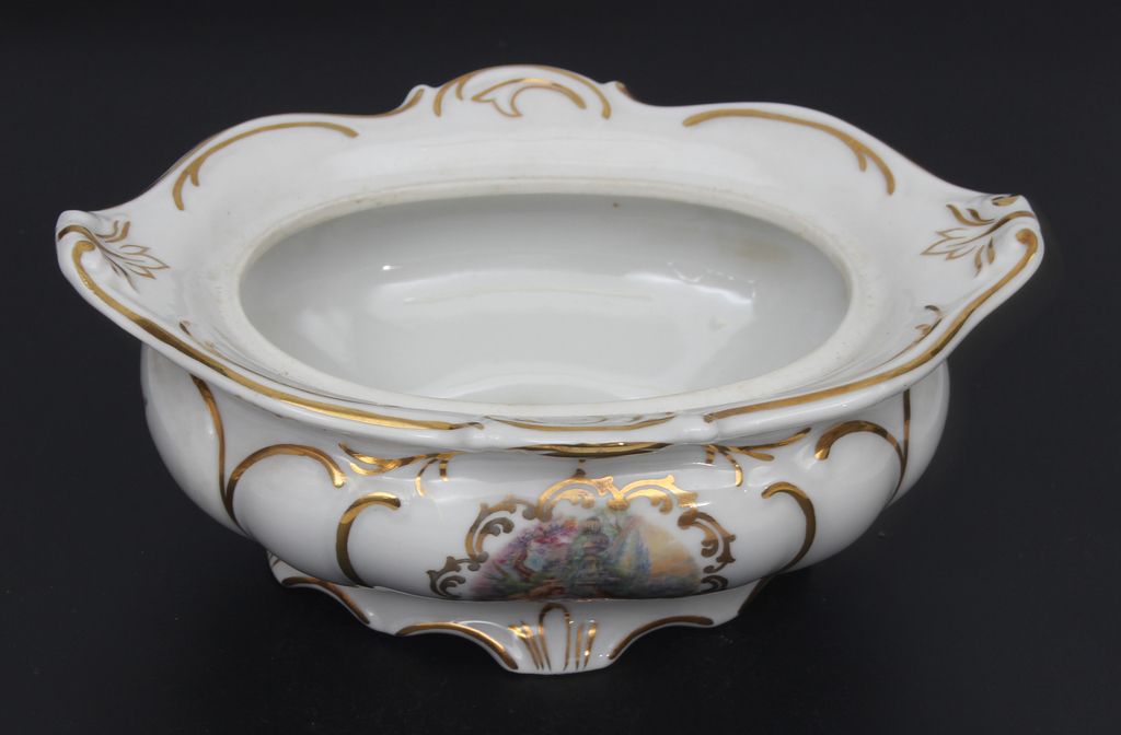 Porcelain utensil with lid