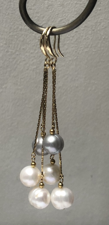 Длинные серебряные серьги с позолотой и пресноводным жемчугом.