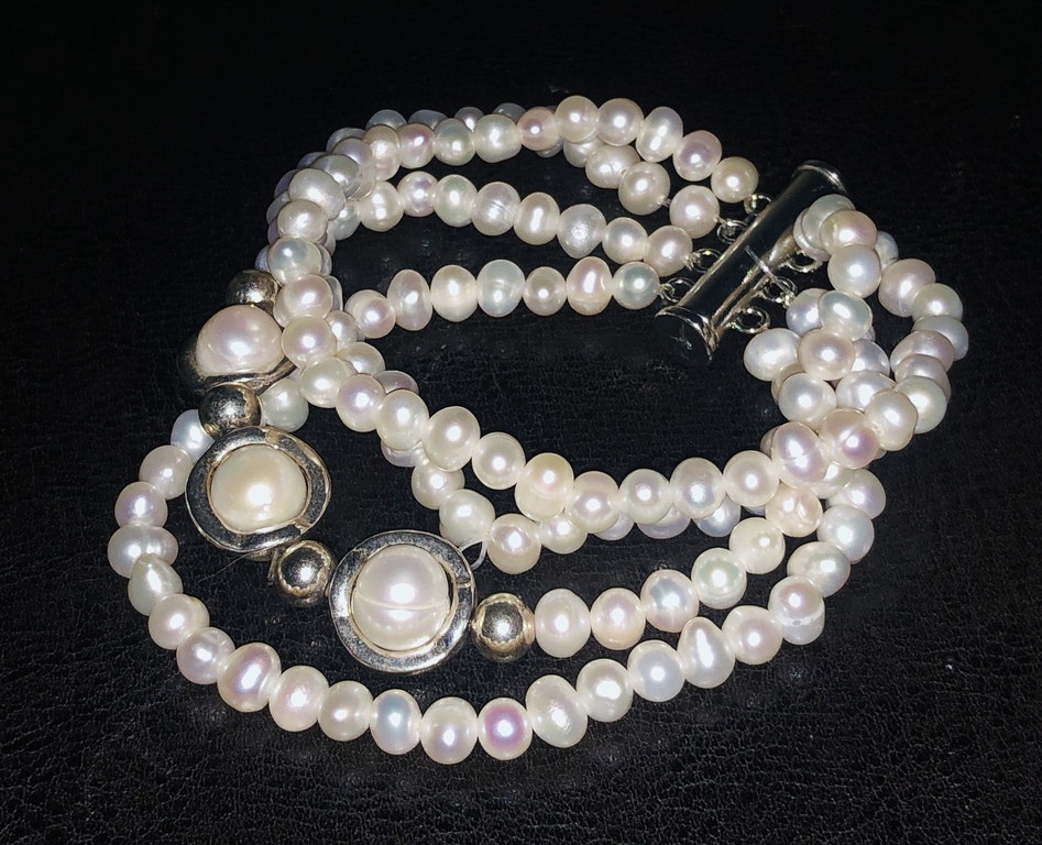 4-row bracelet with freshwater pearls and other metal elements.