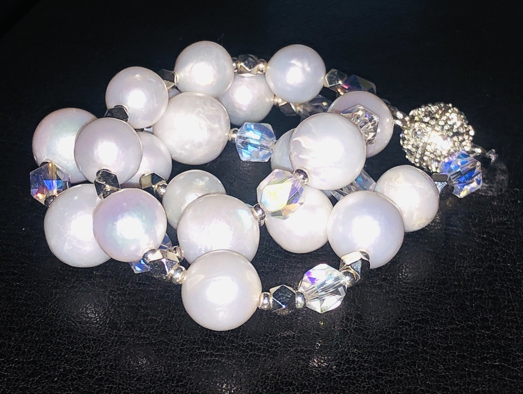 Necklace with white Edison freshwater pearls, Austrian crystals and a magnetic clasp with cubic zirconias.