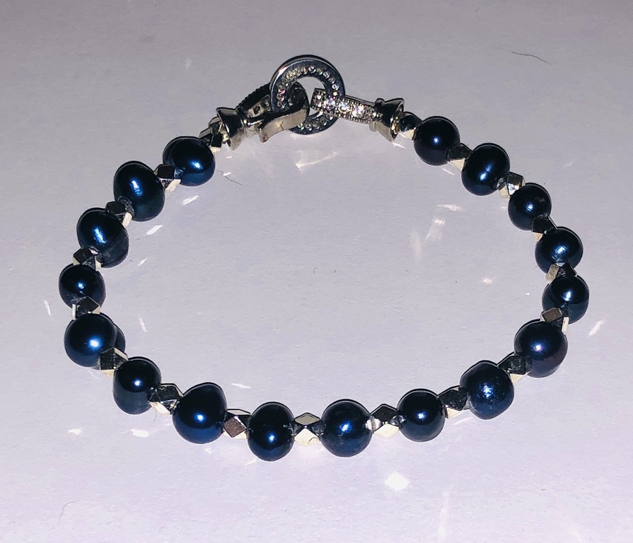 Blue freshwater pearl bracelet with silver elements and zirconia clasp.
