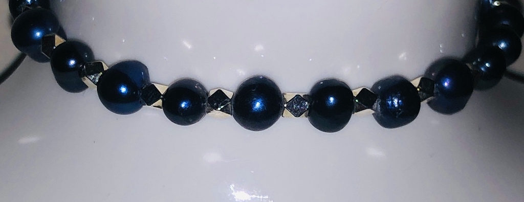 Blue freshwater pearl bracelet with silver elements and zirconia clasp.