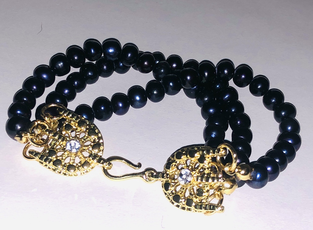 3-row bracelet with blue freshwater pearls and gold-plated clasp.