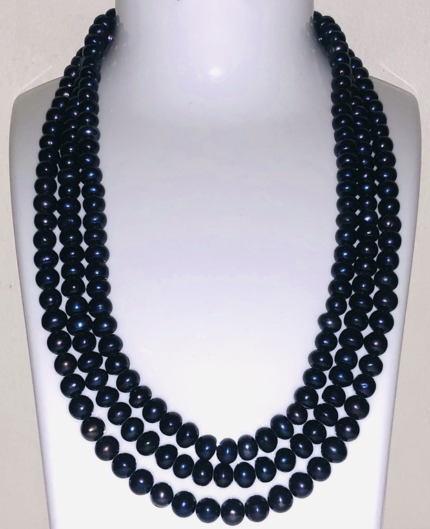 3-row necklace with blue freshwater pearls and zirconia clasp.