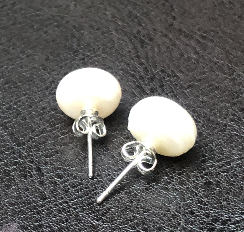 White freshwater pearl apeoce with earrings 925 proof. Semi-round pearls.
