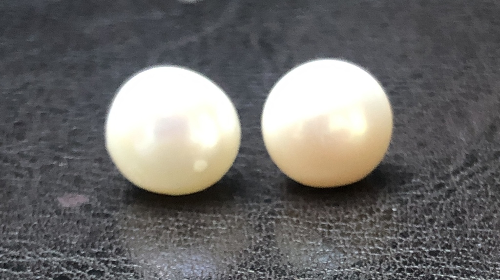White freshwater pearl apeoce with earrings 925 proof. Semi-round pearls.