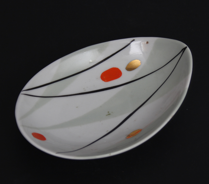 Painted porcelain dish
