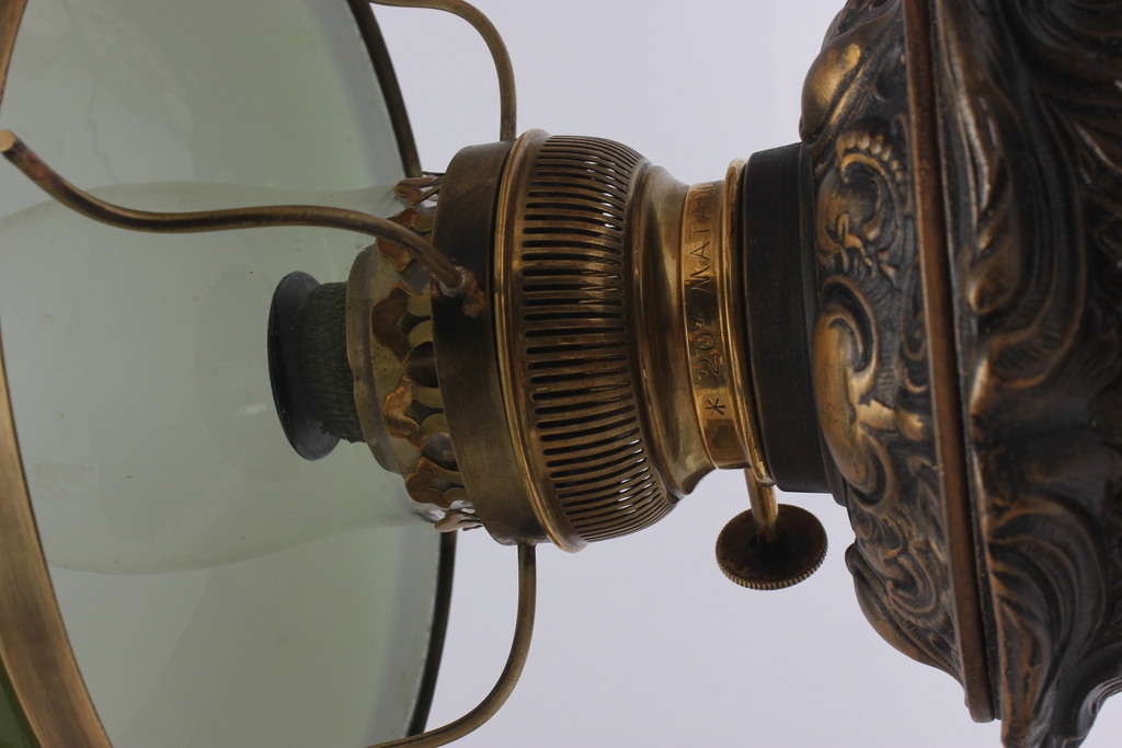 Baroka stila petrolejas lampa