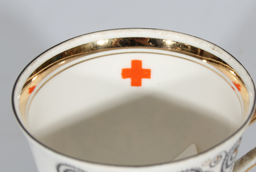Фарфоровая чашка со знаком Красного Креста.