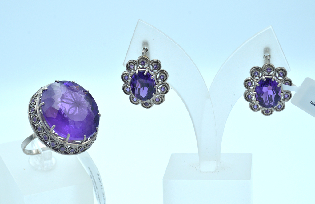 White gold ring and earrings with amethysts