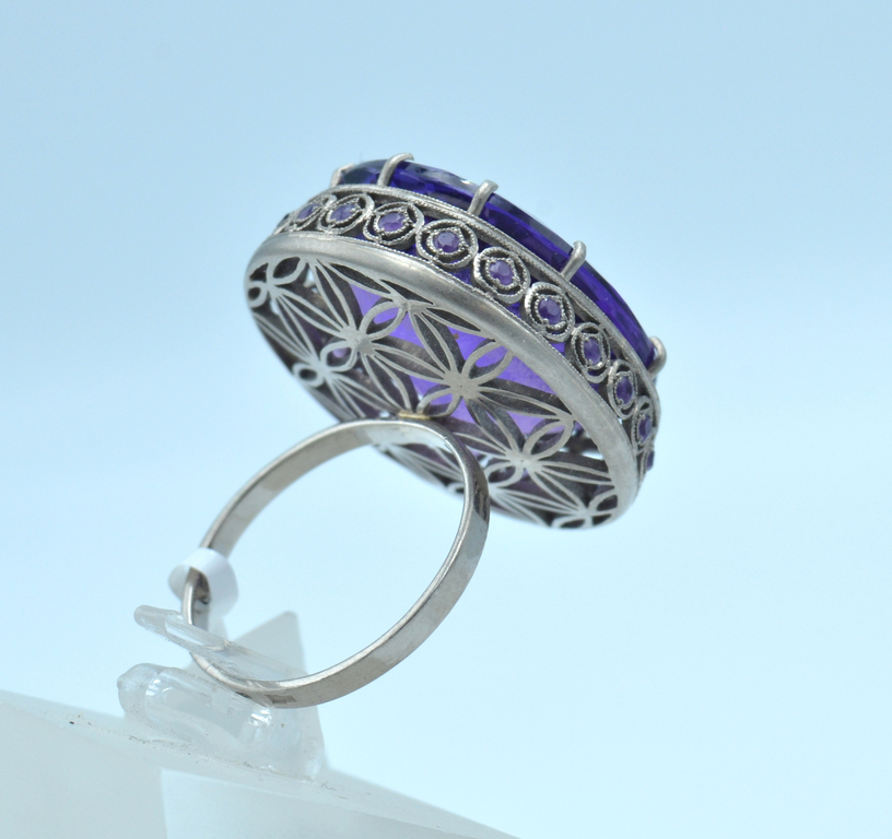 White gold ring and earrings with amethysts