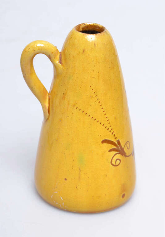 Ceramic vase with handle